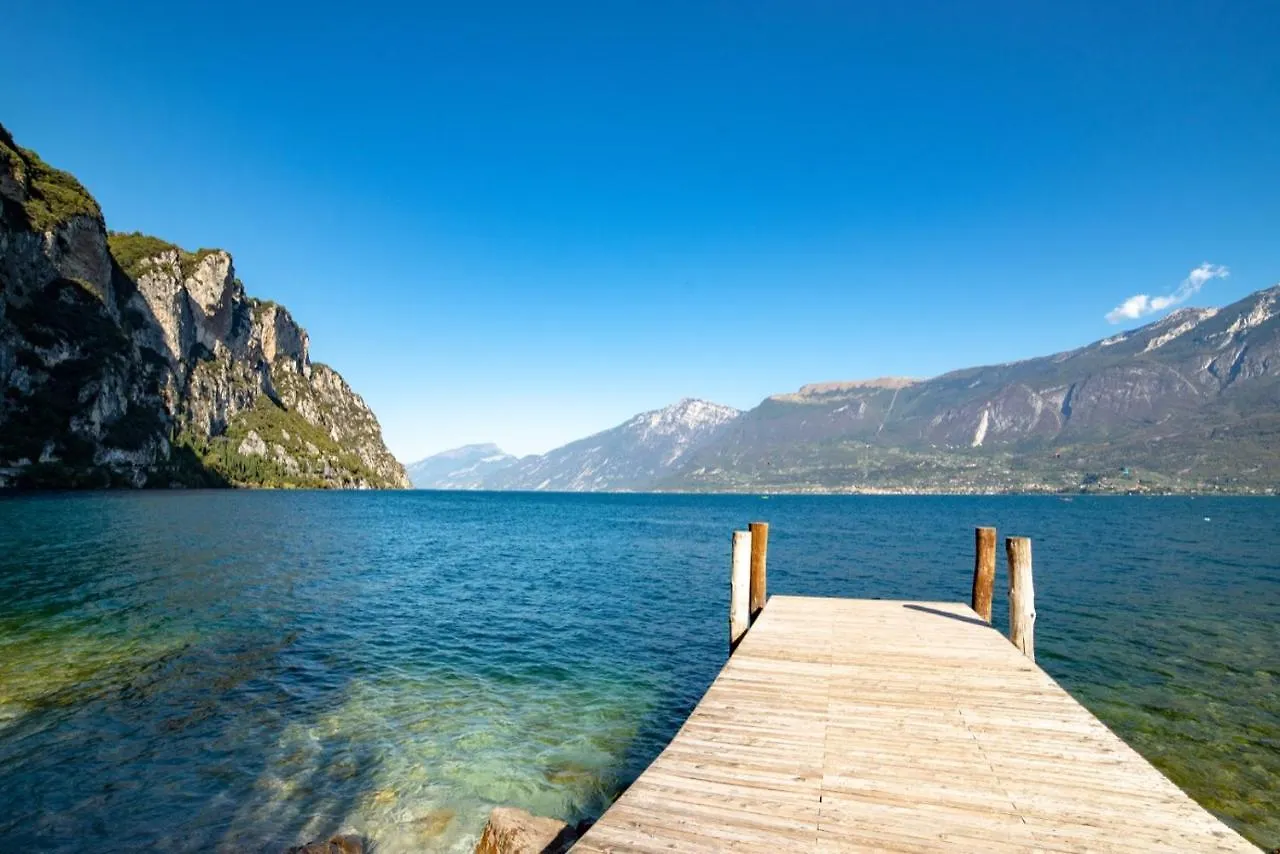 Campione Univela Rooms & Beds - Private Beach 0*, Tremosine Италия