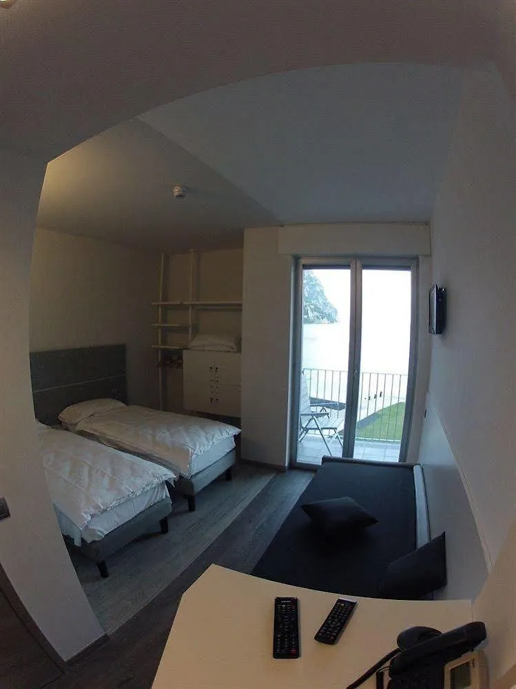 Campione Univela Rooms & Beds - Private Beach Хостел